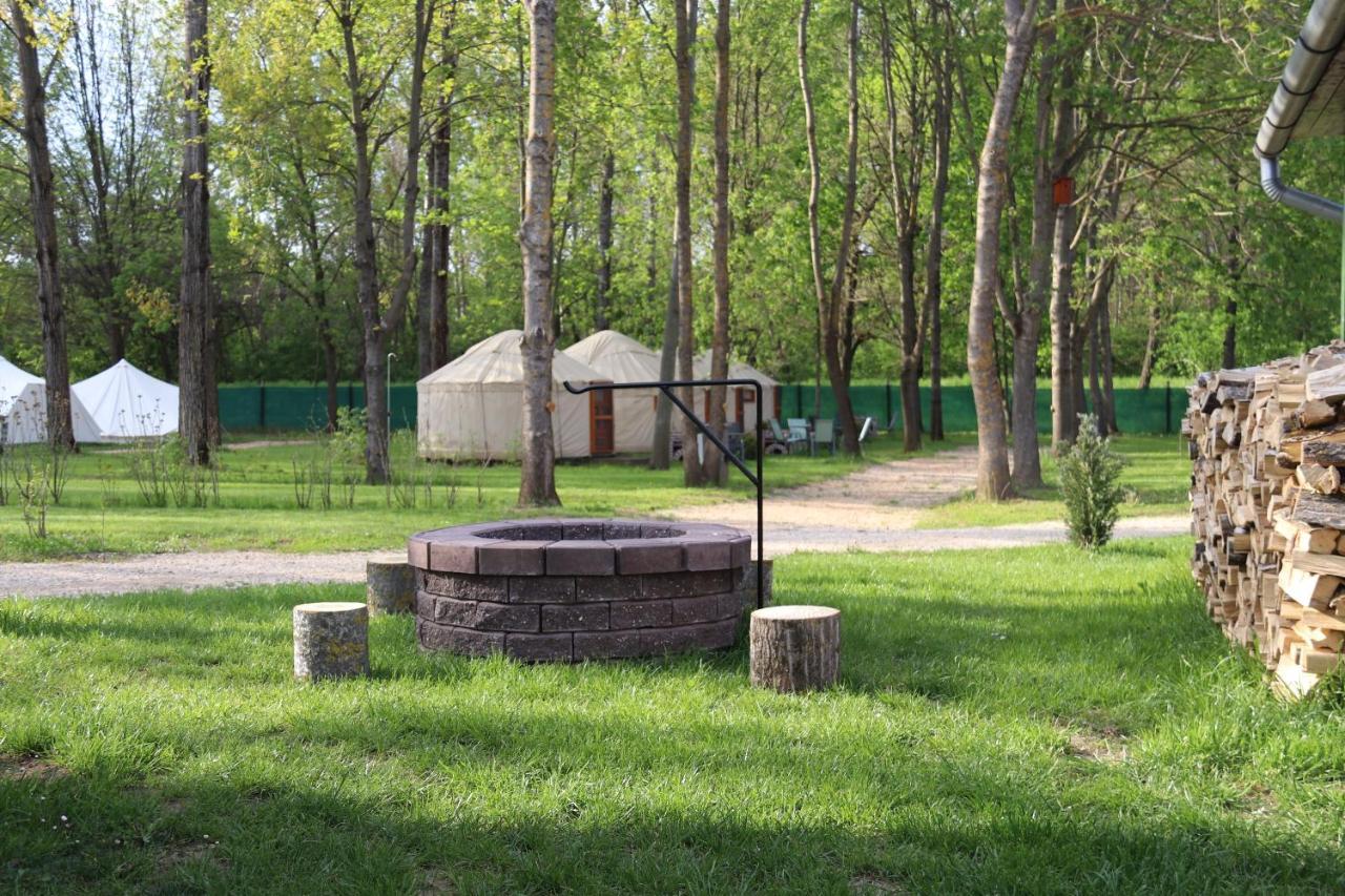 Oeko Kemping Es Glamping Tiszadada Exterior photo